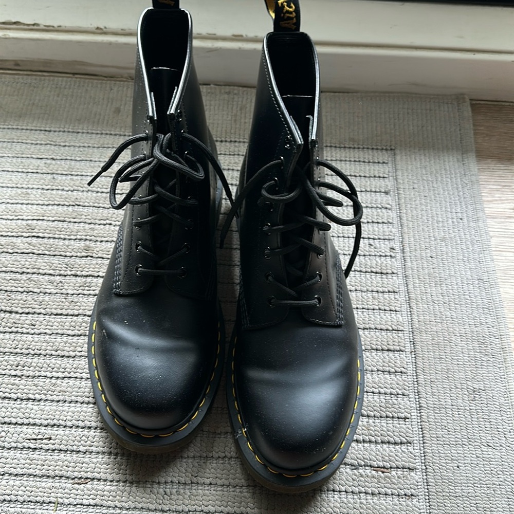Dr Martens boots with laces color black for men. Size 12 men US